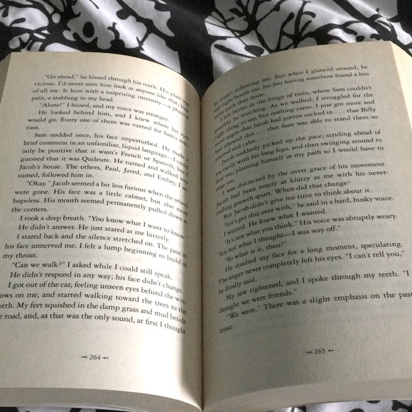 TWILIGHT New Moon Paperback by Stephanie Meyer 2008 - Picture 7 of 8